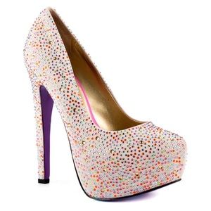 Taylor says “Starlite” embellished pump